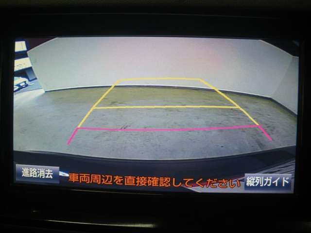 バックモニター付き。車両後方の映像がナビ画面に表示されるので、車庫入れが苦手な人も安心です。ただし、目視確認もお忘れなくお願いいたします。