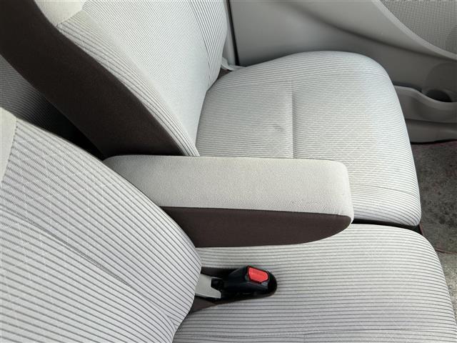 【運転席】座り心地が良いシートなので長時間の運転でも快適にお過ごしいただけます。新品のフロアマットのご注文も可能です。掲載箇所以外にご希望の写真がございましたらお気軽にお問い合わせ下さい。