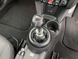 6速マニュアル車です♪シフトフィールも良く気持ちよく操作可能です♪3代目MINIのマニュアル車はとても数が少なく珍しいのでお探しの方は是非♪