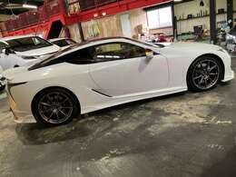 ご納車後も安心の保証展開がございます。初度登録から10年未満の車両を対象に全国でお使いいただける600項目に及ぶ距離無制限かつお財布にも優しい継続型の保証です。