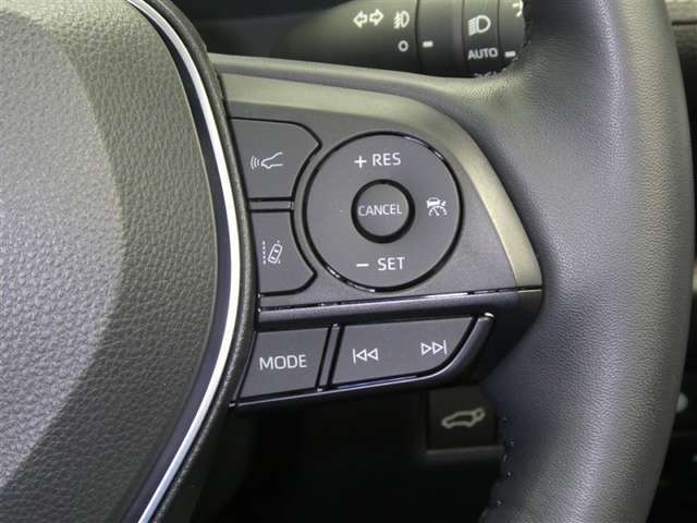 【レーダークルーズコントロール】(全車速追従機能付)付きです。車速に応じて追従支援してくれるので、ロングドライブも快適です。詳細は販売店スタッフまでおたずねください。
