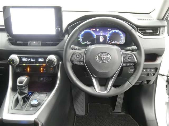 【徹底洗浄クリーニング実施済】運転席からの視界はこんな感じです☆お気軽にご来店いただき、実際に座って是非お確かめください。ドライバーに寄り添う快適な操作フィールをもたらすステアリングです。