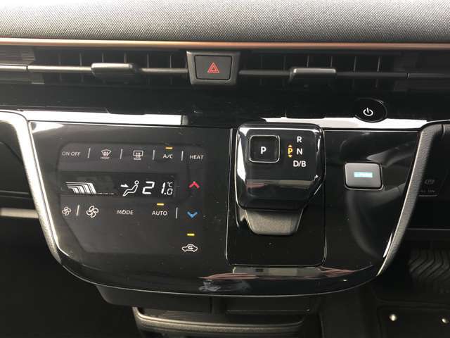 電制シフト・タッチパネル式オートエアコン付きです。
