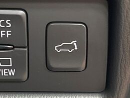 【パワーバックドア】スマートキーや運転席のボタンを押すだけでリアゲートが自動で開閉します！荷物を持っている時や、高い位置にあるバックドアを閉める際に便利な機能です♪