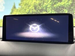 【10.25インチマツダコネクト】車内の雰囲気にマッチした大型ディスプレイ。スマホ接続でのナビ使用やBluetooth再生等、様々な機能が楽しめます。直感的なダイヤル操作が可能で、使い勝手も良好です。