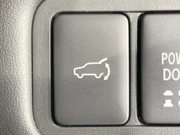 【パワーバックドア】スマートキーや運転席のボタンを押すだけでリアゲートが自動で開閉します！荷物を持っている時や、高い位置にあるバックドアを閉める際に便利な機能です♪