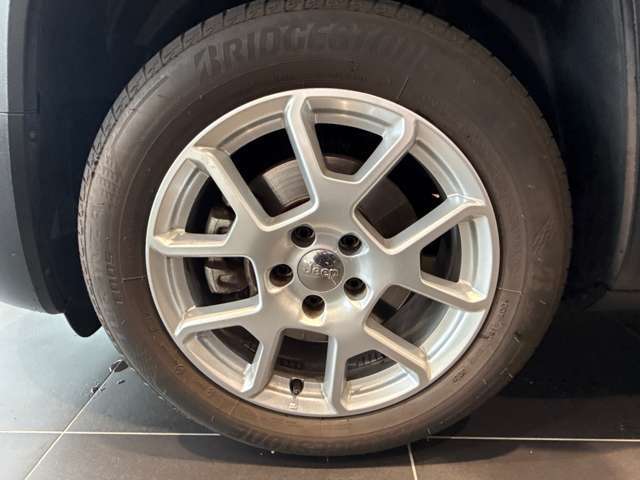 試乗について。車検が残っている車両については、公道での試乗が可能です。ただし、整備中や社内手続きの状況により、ご案内できない場合がございます。