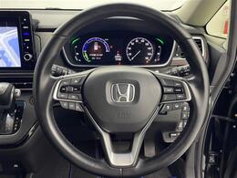 【ステアリング】軽い力で扱いやすいハンドルです。目立つ傷やスレなどなく綺麗な状態です！除菌プランいれていただくとさらに快適に！清潔なお車はお子様にも安心ですね！