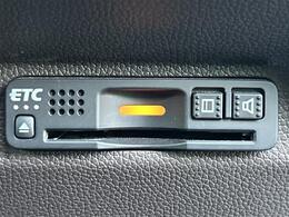 【ETC】有料道路を利用する際に料金所で停止することなく通過できる、ETC車載器（ノンストップ自動料金収受システム機器）が装備されています。セットアップを行うことで利用可能になります。