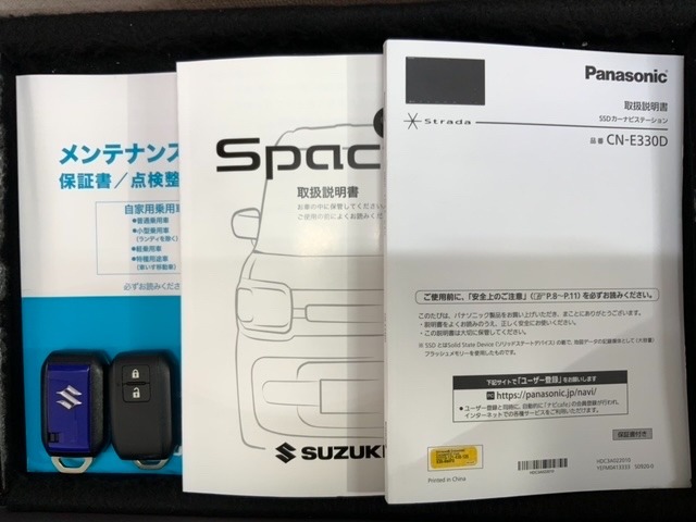 スマートキーは鍵をバッグに入れたままでもドアロックの開閉やエンジンのON・OFFができます。夜間や雨の日も鍵を探さなくて良いので便利です。