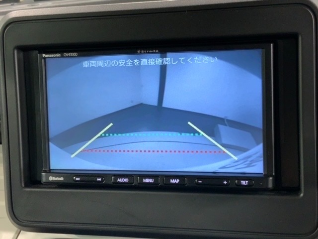 リバースギアに入れるだけで後方の表示へ切り替わります。夜間や雨の日の駐車も楽になりますよ。