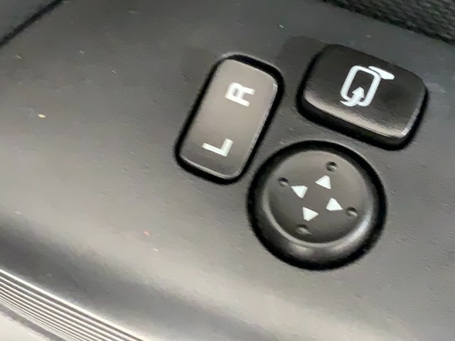 狭い駐車場で便利な電動格納ドアミラーが付いています。