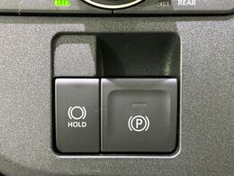 【オートブレーキホールド】信号待ちや渋滞で停車時にブレーキから足を離しても、停止状態を保持してくれます。前進するときはアクセルを踏めば自動で解除されるので安心♪街乗り運転が楽になります♪