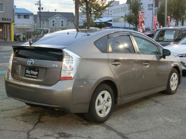 外装はポリッシャーを使用して磨き上げます。工程に合わせてポリッシャー、バフ、コンパウンドを変えながら、丁寧に磨き上げます。十分な経験が必要とされる作業です。