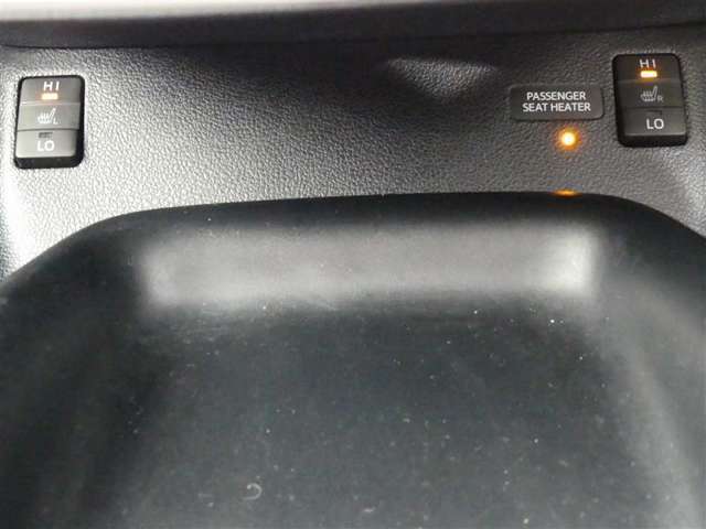 運転席と助手席には寒い時にうれしいシートヒーターが装備されてます。