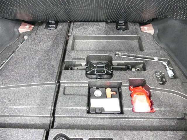 スペアタイヤレス車です。応急セットを搭載しております。