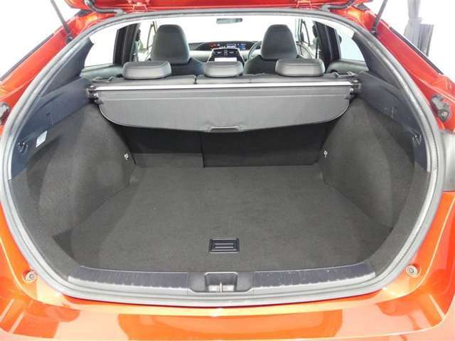 広く開口部の大きいトランクルームは、荷物の出し入れも楽です。トノカバーがあるのでプライバシーも守られますね。
