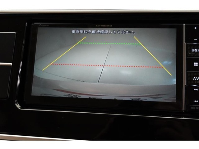 バックモニターがあれば車庫入れ時など、後ろが確認できて安心です。運転に自信がない方にはおすすめの装備です。ただし、バック時目視での確認も忘れずに。