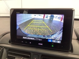 リバースギアに入れるだけで後方の表示へ切り替わります。夜間や雨の日の駐車も楽になりますよ。