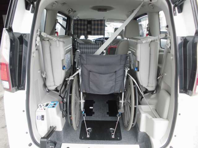 車いすを2脚積んだ時の乗車定員は、運転席＋助手席＋2列目1名＋車いす2名で、計5名乗車となります。