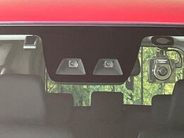 【スマートアシスト】走行中に前方の車両等を認識し、衝突しそうな時は警報とブレーキで衝突回避と被害軽減をアシスト。より安全にドライブをお楽しみいただけます。