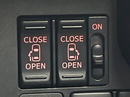 【両側パワースライドドア】スマートキーや運転席のスイッチで後席両側スライドドアの開閉が可能♪電動だから力を入れてドアを開ける必要が無く、小さなお子様でも簡単に開け閉めでき快適です♪