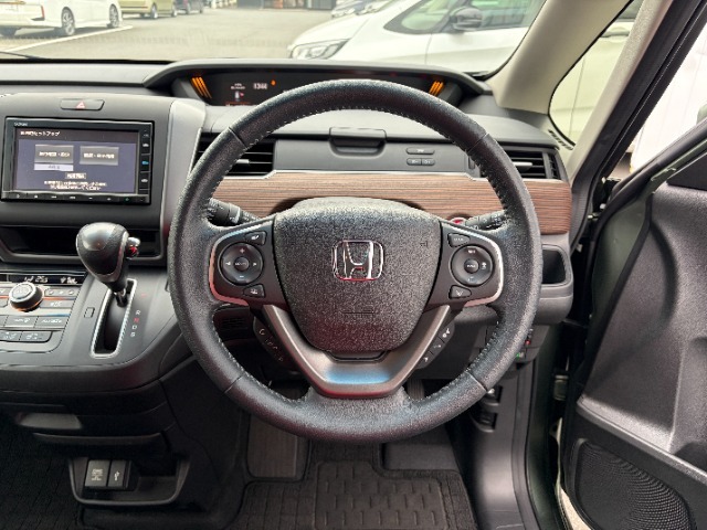 視点を変えることなくハンドルの手元で音量調整やチャンネル変更などが操作できます！！