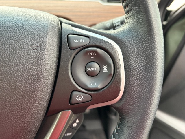 予め設定した速度で定速走行。先行車に近づいたら、システムが先行車との距離や速度差を測定し、自動的に加減速。適切な車間距離を維持しながら追従走行します。