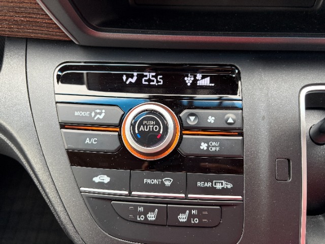 前席に寒い日も身体を温め快適なドライブをサポートしてくれるシートヒーターを装備しています。