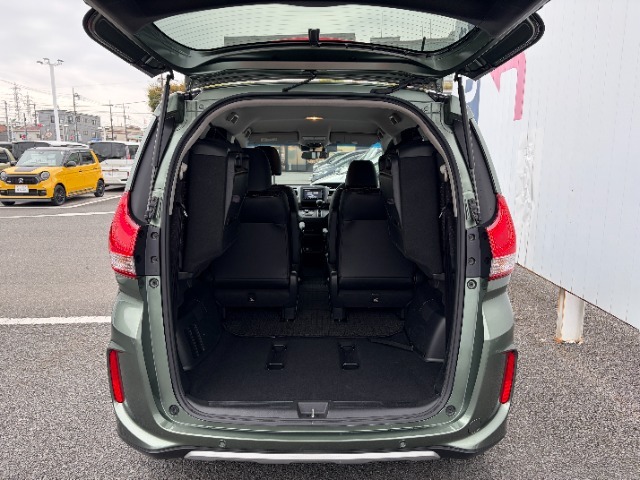 3列目シートを跳ね上げれば、より広いスペースが確保出来ます！！