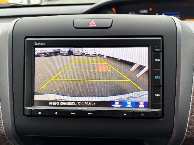 バックでの駐車が苦手な方や運転にあまり自信のない方でも後方の視界をしっかりサポート。安心して車庫入れが出来るバックカメラを装備しています！