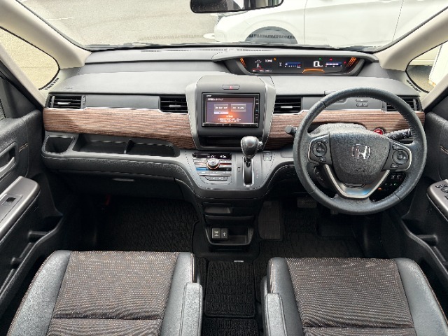 ゆとりあるシンプルな内装です★