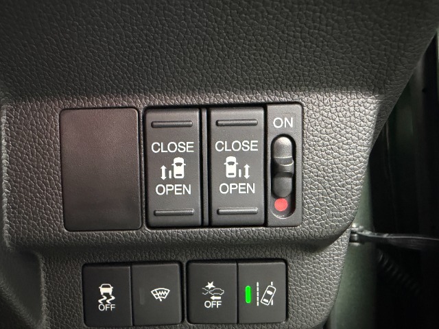 両側電動スライドドアです。リモコンや運転席スイッチ、ドアハンドルの操作で自動開閉。お子様を抱き抱えている時や荷物の多いときなどに便利です！！