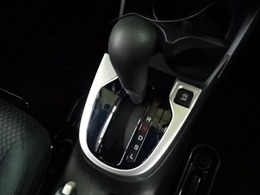【シフトレバー】オートマチックシフトレバーは手になじみ操作しやすい形状で安全運転にもつながります。