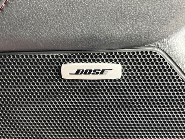 【BOSEサウンドシステム】メーカーオプションの高品位サウンドシステムを搭載。専用のチューニングが施された大小様々なスピーカーから良質なサウンドが奏でられ、臨場感あふれる音響空間を演出します。