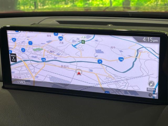【10.25インチマツダコネクト】車内の雰囲気にマッチした大型ディスプレイ。スマホ接続でのナビ使用やBluetooth再生等、様々な機能が楽しめます。直感的なダイヤル操作が可能で、使い勝手も良好です。