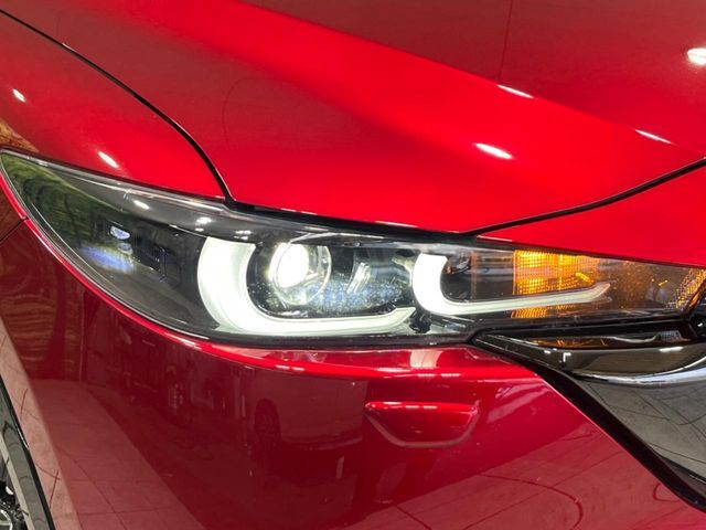 【LEDヘッドライト】悪天候や夜間走行時も良好な視界を確保し安心して運転できる高輝度LEDヘッドライトを装備！点灯速度が早く、消費電力も抑えられています。