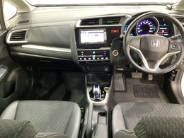 車内は光触媒抗菌消臭施工済です。インパネ周りはスタイリッシュなデザインです。グローブボックスやカップホルダーのほかにトレーなどたくさんの収納スペースが付いています。