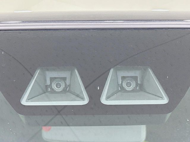 【スマートアシスト】走行中に前方の車両等を認識し、衝突しそうな時は警報とブレーキで衝突回避と被害軽減をアシスト。より安全にドライブをお楽しみいただけます。