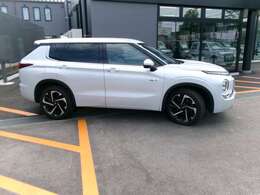 弊社の車は三菱認定中古車で1年間の保証付です。全国の三菱ディーラーで保証修理が受けられます。詳しくは弊社スタッフにお問合せ下さい。