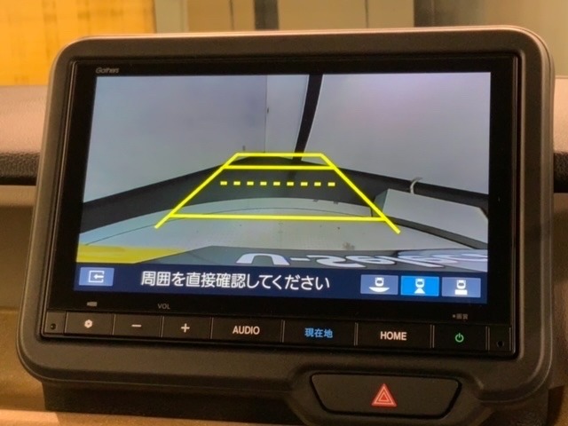 リバースギアに入れるだけで後方の表示へ切り替わります。夜間や雨の日の駐車も楽になりますよ。
