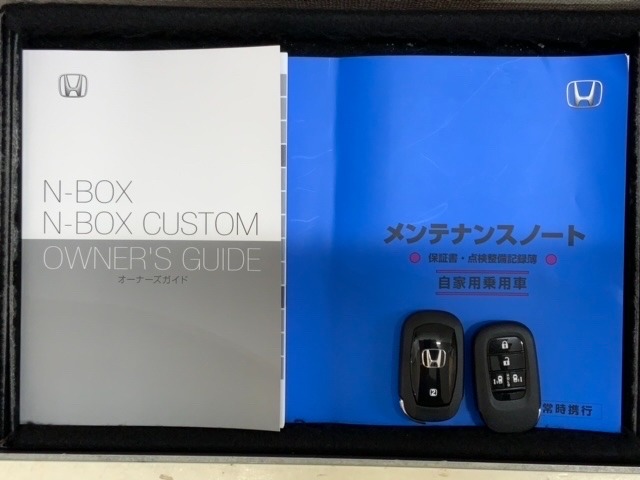 スマートキーは鍵をバッグに入れたままでもドアロックの開閉やエンジンのON・OFFができます。夜間や雨の日も鍵を探さなくて良いので便利です。