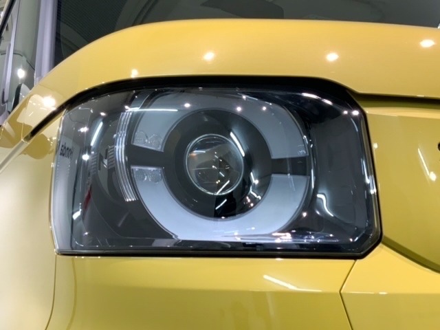LEDヘッドライトは、点灯の瞬間から最大光量を発揮し、突然暗くなるトンネルなどでの安定感を高めます。