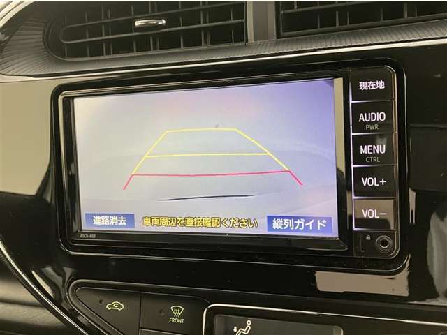 こちらのバックカメラは画面にラインが表示されておりますので、バック持のクルマの進行方向の目安になります。より高いレベルで車庫入れをサポートする、便利な機能ですね。