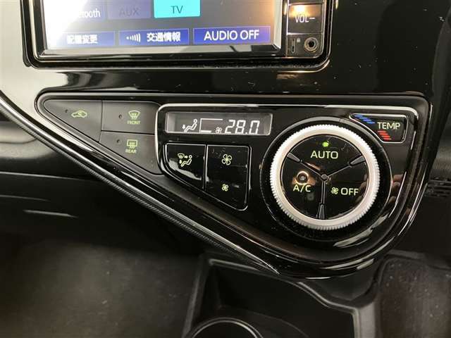 オートエアコンは温度を設定するだけで、自動で風量などを設定してくれます。運転しながら操作も必要ないので、安全性も向上します。