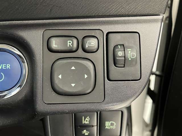 日本の駐車場は幅が広くないところが多くて、乗り降りが大変だったりしますよね。電動ミラーがあれば、室内でミラーをたためるので、駐車するときも便利ですね。