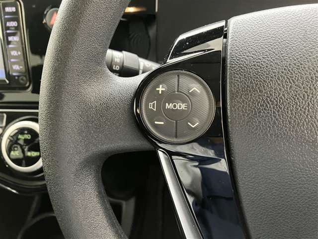運転中、オーディオの操作をしてて、ハッとしたことはありませんか？ステアリングスイッチは、運転中でもハンドルでオーディオの操作が可能です。安全なドライブをサポートします。