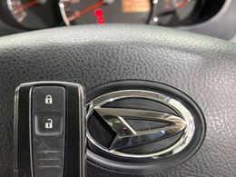 【キーフリーシステム】カバンやポケットに入れたままでもドアの施錠・解錠が可能なスマートキーを装備。エンジンのオン・オフ時もカギを取り出す必要が無いからとっても便利です♪