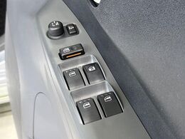 【電動格納ミラー】サイドミラーは電動格納式となっており、狭い駐車場でもキズがつくリスクを抑えられます。