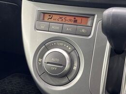 【オートエアコン】一度お好みの温度に設定すれば、車内の温度を検知し風量や温度を自動で調整。暑い…寒い…と何度もスイッチ操作をする必要はありません。快適な車内空間には必須の機能ですね♪